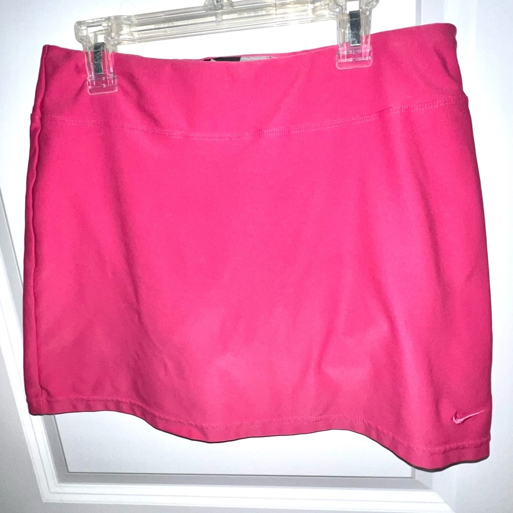 Pink Nike skit golf/tennis